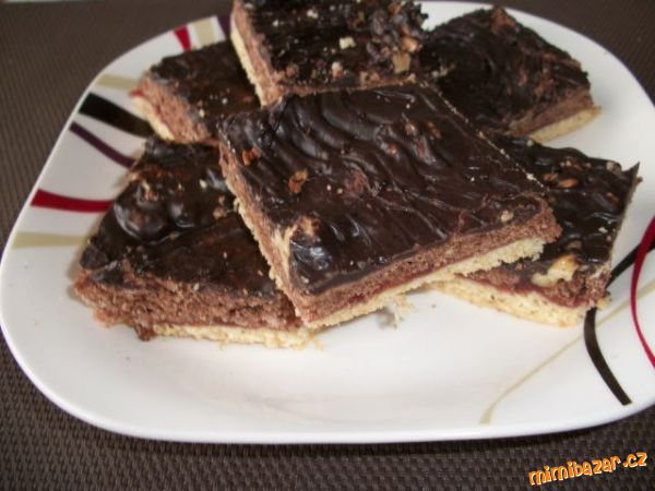 Řezy dvoubarevné s ořechy a čokoládou
