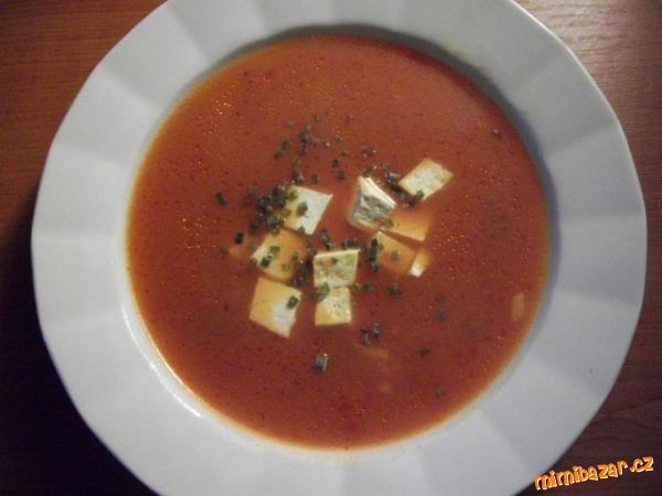 Rajčatová polévka s tofu
