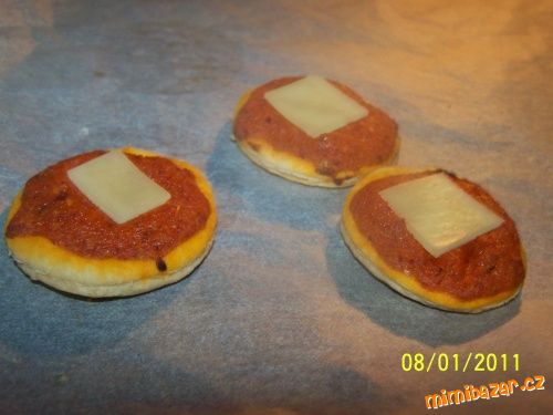 PIZZOVE KOLEČKA z listového těsta