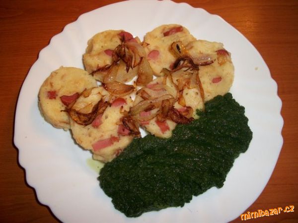 Hrnečkový knedlík s párkem z mikrovlnky