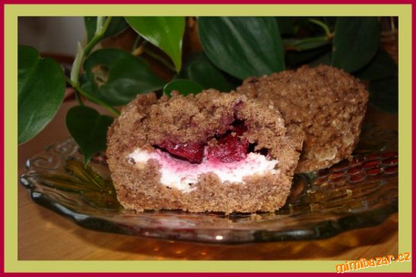 Kakaové muffinky s tvarohovou náplní a višněmi*