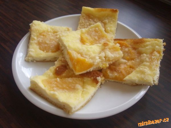 Tvarohový koláč s broskvemi - žádná suchotina
