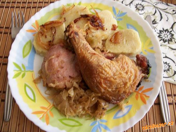 Kuře pečené s uzenou krkovičkou a zelím