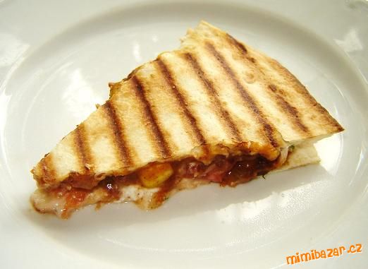 Grilované quesadilly s fazolovo-kukuřičnou náplní