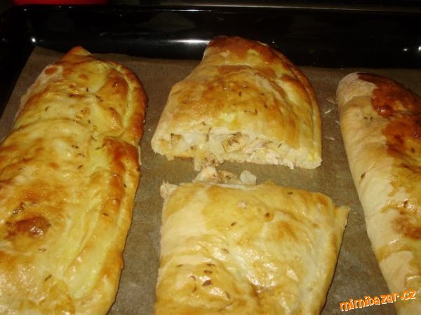 burek s kuřecím masem a zelím