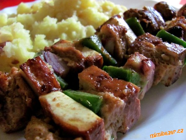 Špízy bez masa (vegan) se šťouchanými brambory s cibulkou