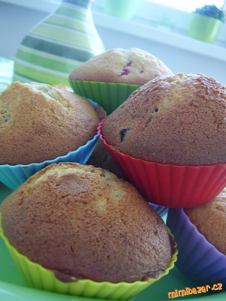 Muffiny s rybízem, borůvkami a kousky čokolády