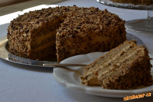 Oříškový dort s karamelovou šlehačkou