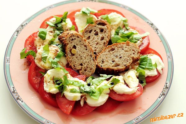 Rajčátkový salátek Caprese - nejrychlejší véča :-)
