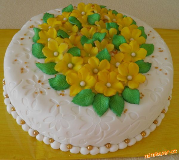 Red velvet s kytičkami