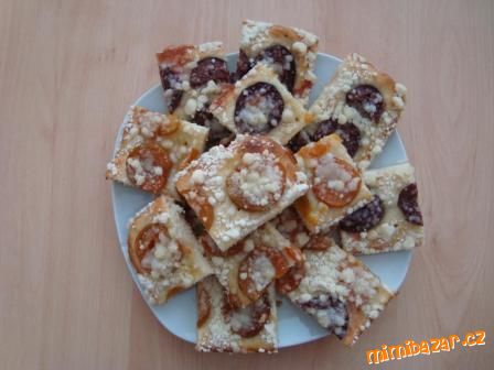 Kynuté buchty s ovocem a posypkou