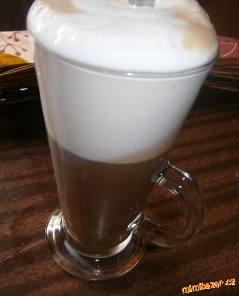 Latté ze studené mléčné pěny.