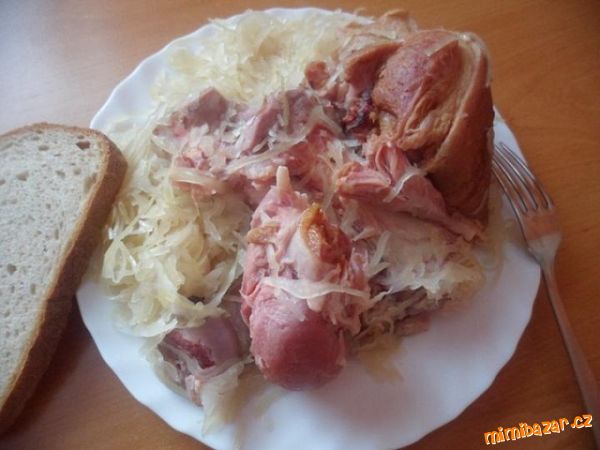 údene koleno + kapusta na zobky :)