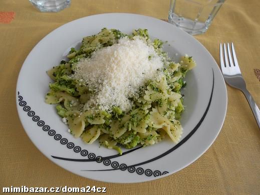 Těstoviny farfalle s brokolicí