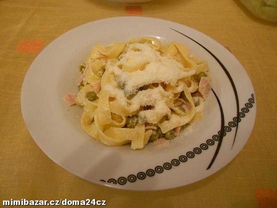 Tagliatelle se šunkou, smetanou a hráškem