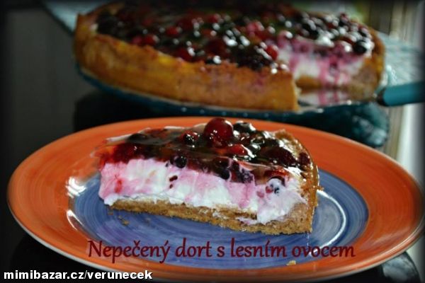 Nepečený dortík s lesním ovocem a tvarohem