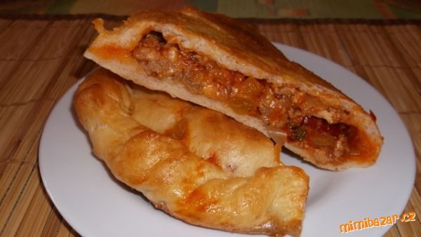 Calzone s mletým masem,paprikou,sušenými rajčaty a sýrem.