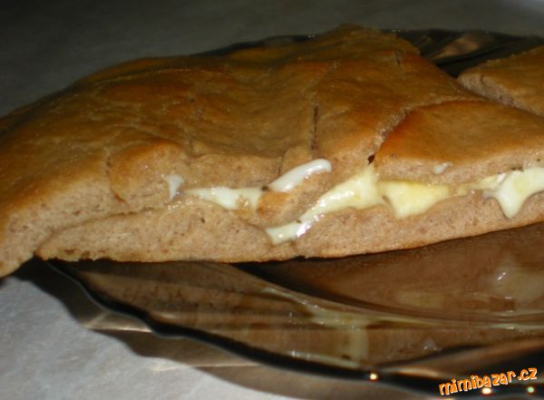 Focaccia z žitné mouky se sýrem a hermelínem