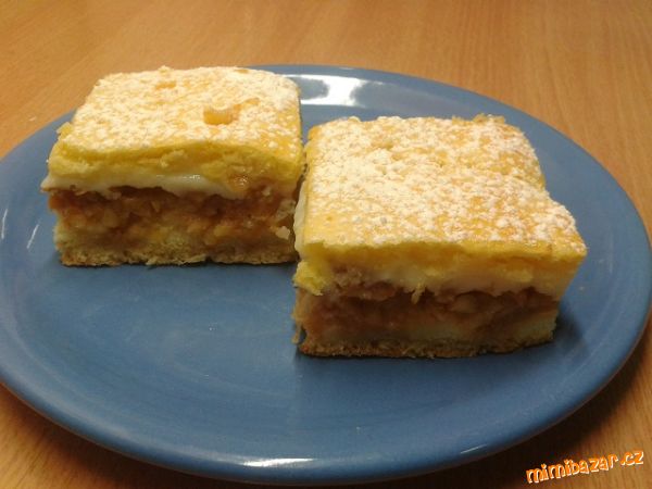 Jablkové řezy s pudinkem a piškoty