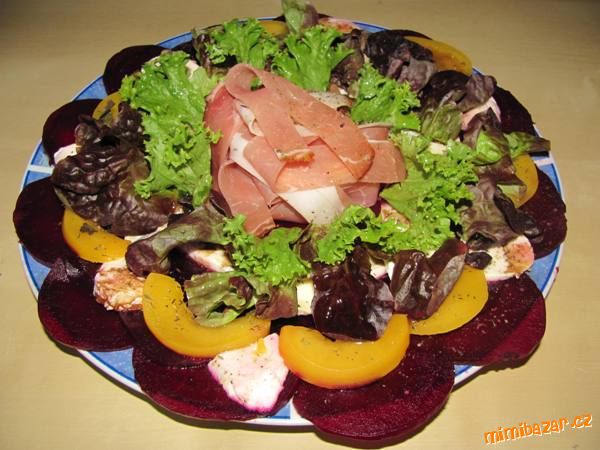 Cviklové carpaccio s broskyňami a mozzarellou