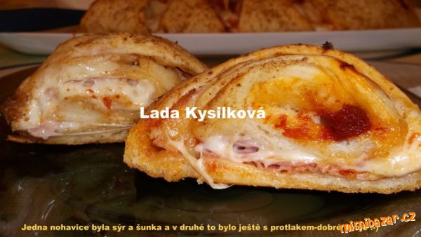 šunkovosýrové trojúhelníčky-obměna již známých česnekových trojúhelníčků