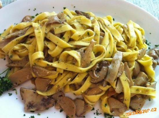 dlouhé těstoviny nejlip tagliatelle s čerstvými hřiby