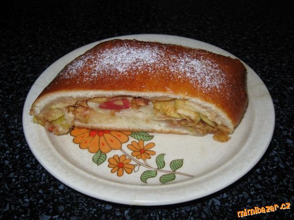 Kynutý jablkový závin