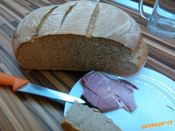 2kg chléb za 25-35Kč z žitného kvásku, pšeničné a žitné chlebové nebo celozrnné mouky.