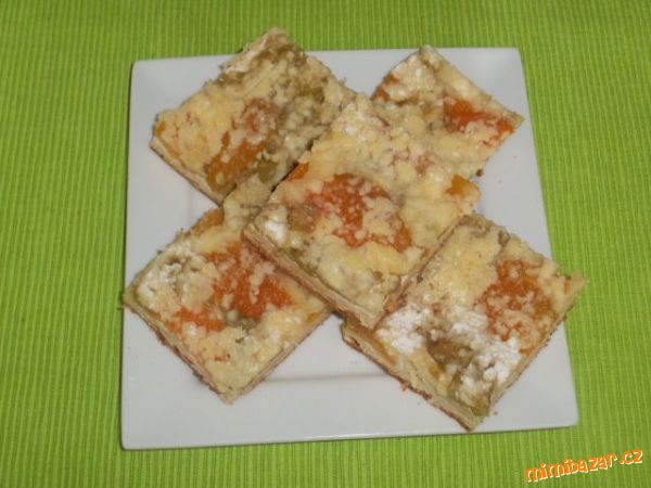 Kynutý-hrnečkový-tvarohový s rebarborou a meruňkami