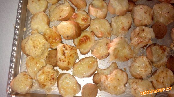 SUPER RYCHLÉ SÝROVÉ MINI-TOASTÍKY ANEB KDYŽ ZBYDOU ROHLÍKY A V LEDNICI JE SPOUSTA ROZBALENÝCH SÝRŮ