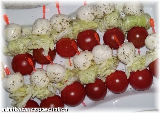 * Mozzarelové třešničky, cherry rajčátka a ledový salát *