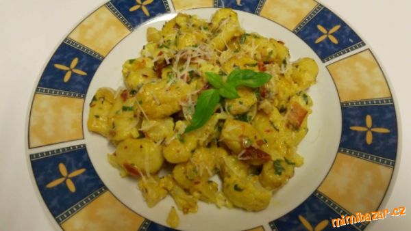 Domácí gnocchi s květákem a sušenými rajčaty