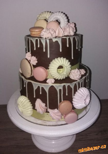 Makronkový drip cake