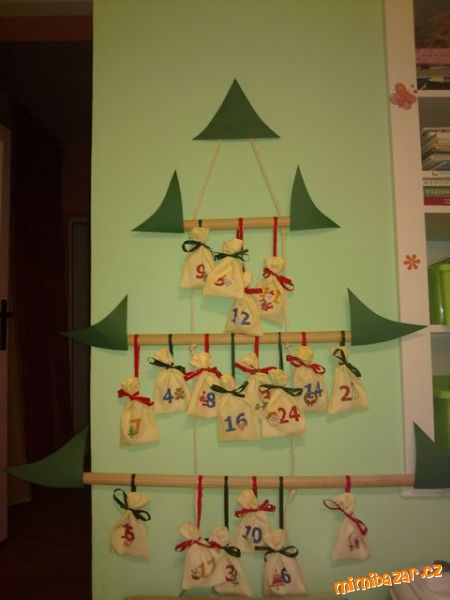 Vyšívaný adventní kalendář