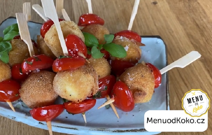 Netradiční jednohubky: Smažená baby mozzarella s cherry rajčátky
