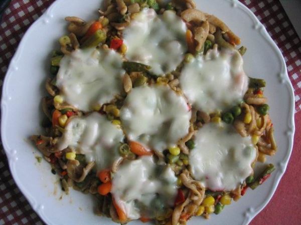Celozrnné těstoviny se zeleninou a mozzarelou
