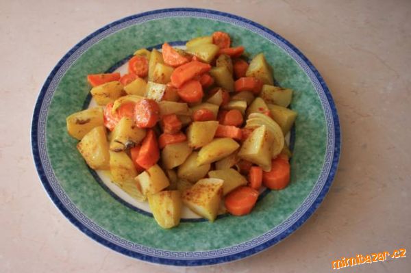 Brambory s mrkví a cibulí na plechu