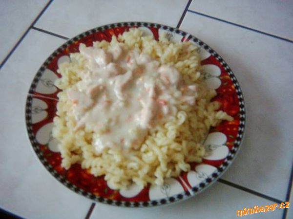 Kuřecí nudličky s nivou a těstovinami.