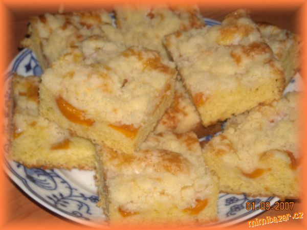 Třený ovocný koláč
