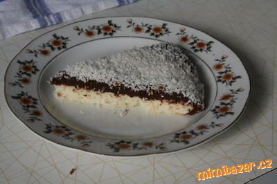 Bílkový koláč s domácí čokoládou a kokosem