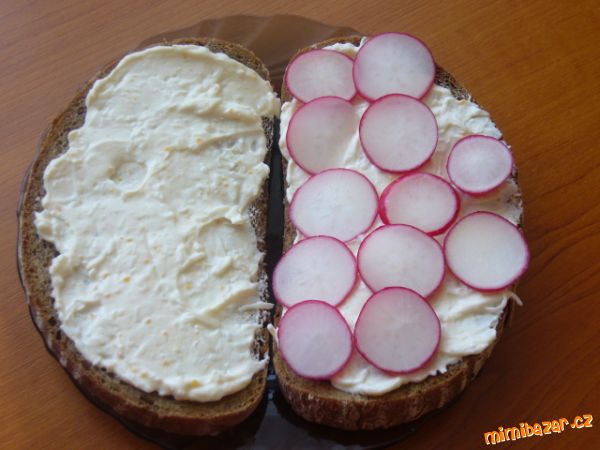 JEMNÁ TVAROHOVÁ SE SÝREM KE SVAČINCE