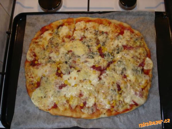 Pizza z kynutého těsta