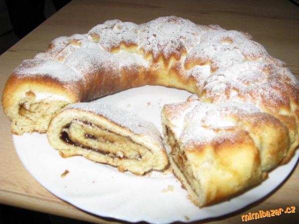 KYNUTÝ KOLÁČ S POVIDLY