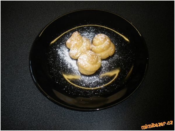Profiterolky (odpalované, plněné žloutkovým krémem)