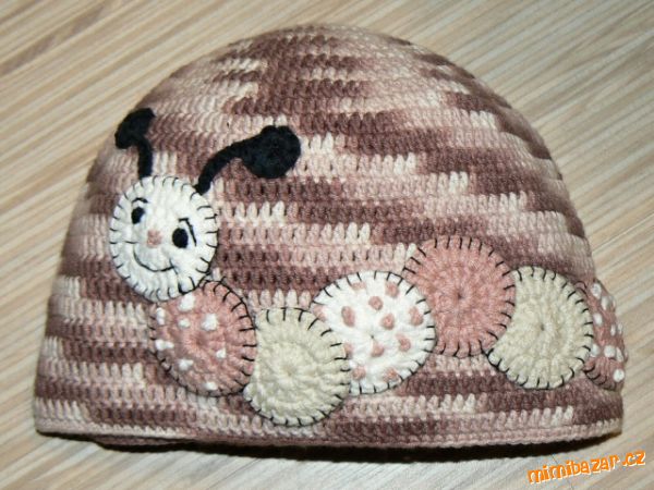 Čepička s housenkou.