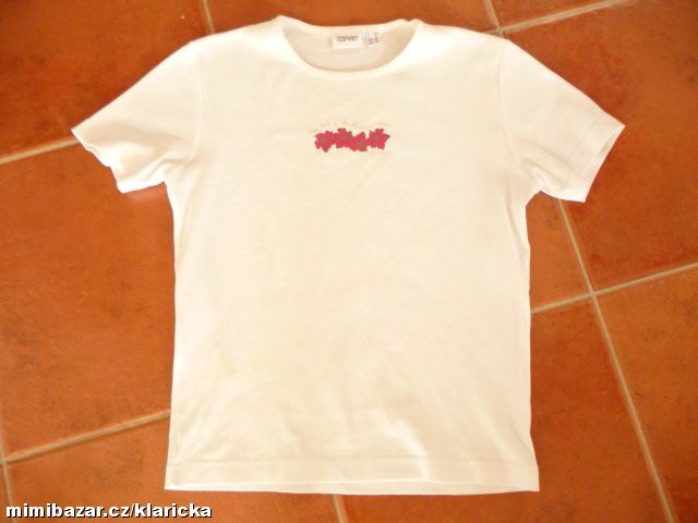 Bílé tričko s kytičkami