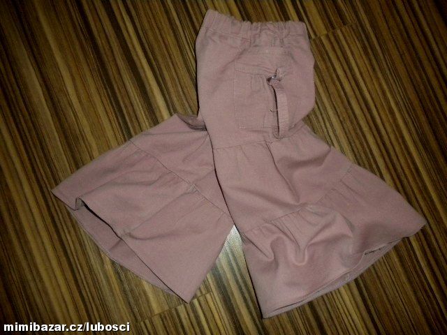 Nevšední a nepřehlédnutelná kalhotová sukýnka