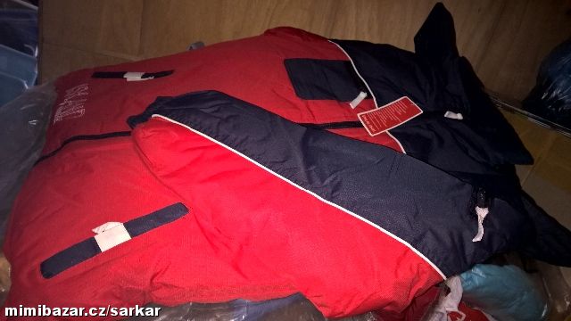 bunda červená velikost 12 a 14 let