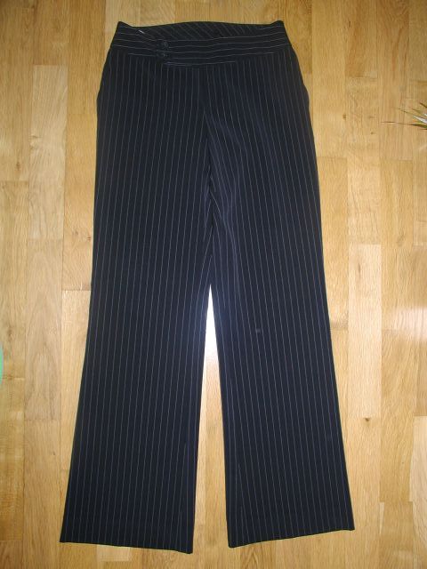 černé kalhoty s bílým proužkem