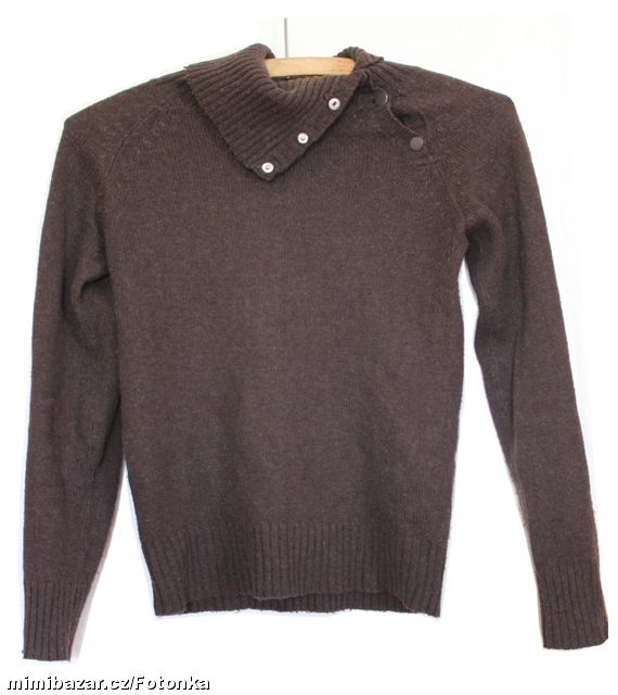 Příjemný svetr hnědý se zapínáním u krku